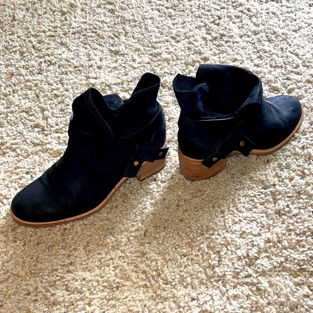 UGG Elora boot.  Black.  Size 7.  Womens boot. - Picture 9 of 10